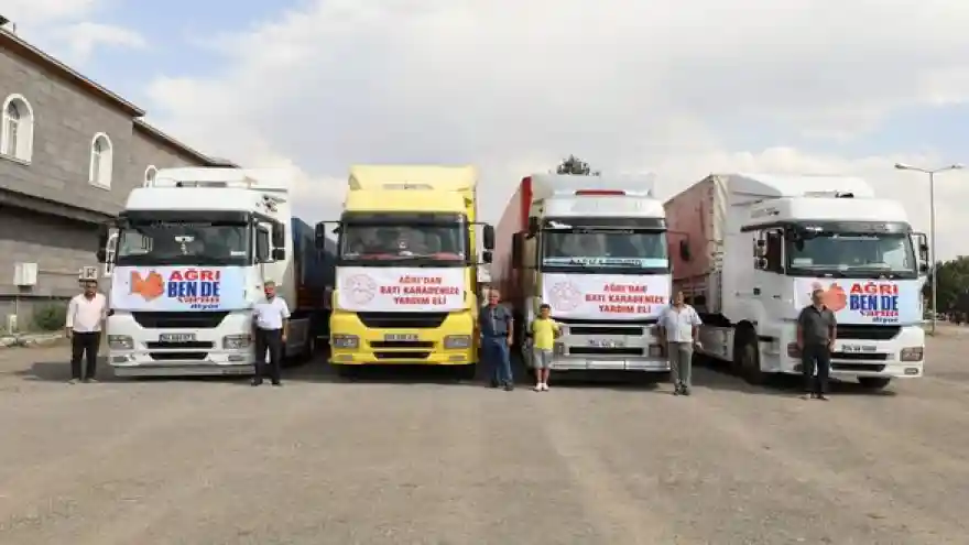 Ağrı'dan 4 Tır Gıda ve İhtiyaç Malzemesi Yola Çıktı