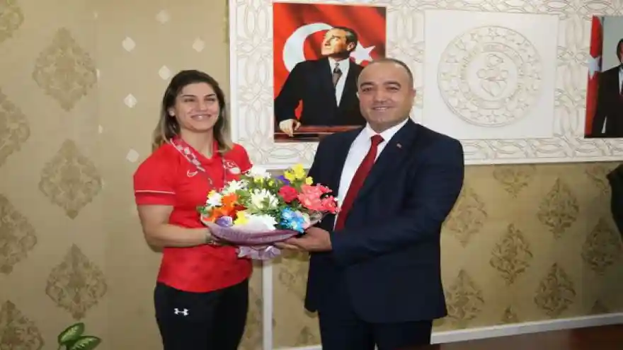 2020 Tokyo Kahramanı Ağrı’da Çiçeklerle Karşılandı