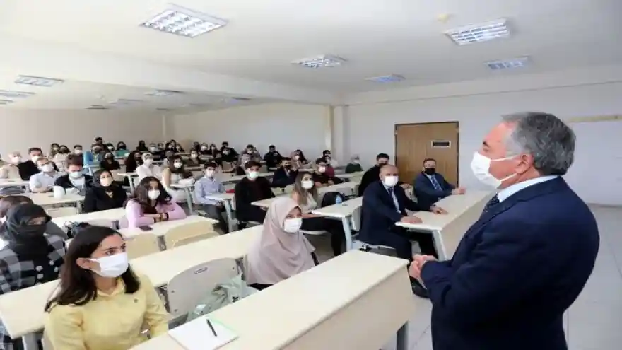 AİÇÜ'de Yüz Yüze Eğitimin İlk Dersini Rektör Prof. Dr. KARABULUT Yaptı