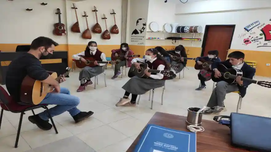 Ağrı’da Öğretmen ve Öğrencilere Yönelik Zeka Oyunları ve Sanat Projeleri​ Hayata Geçiyor