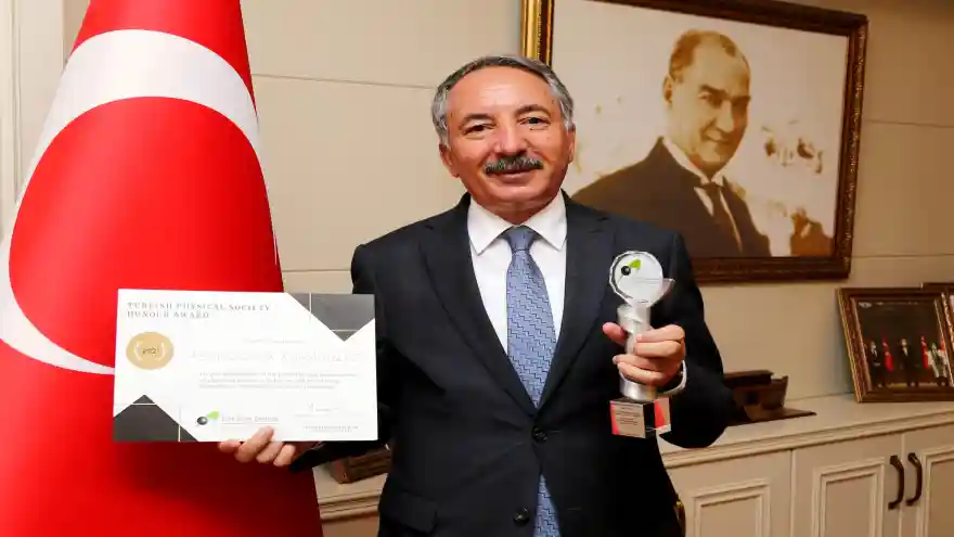 Rektör Karabulut'a Onur Ödülü
