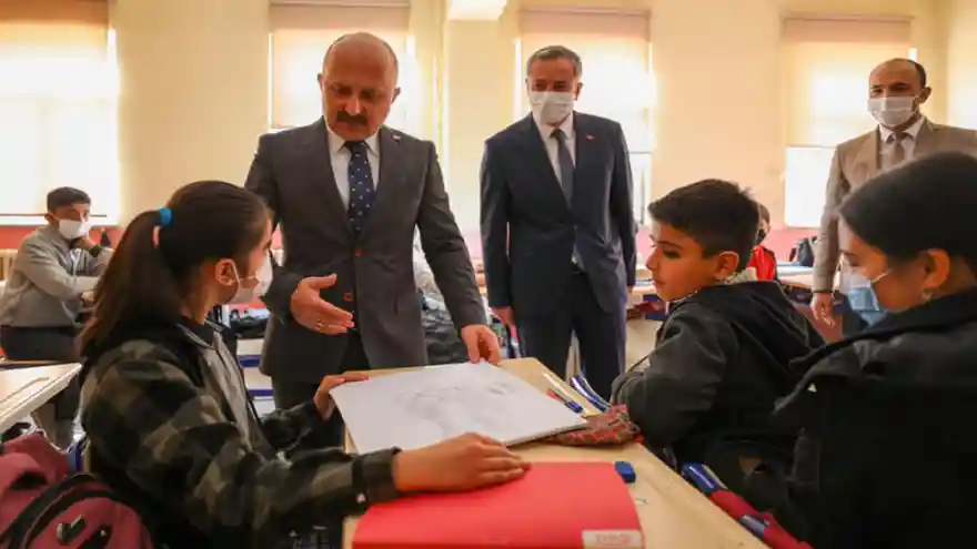 Vali Varol, Selçuk Ortaokulunu Ziyaret Etti