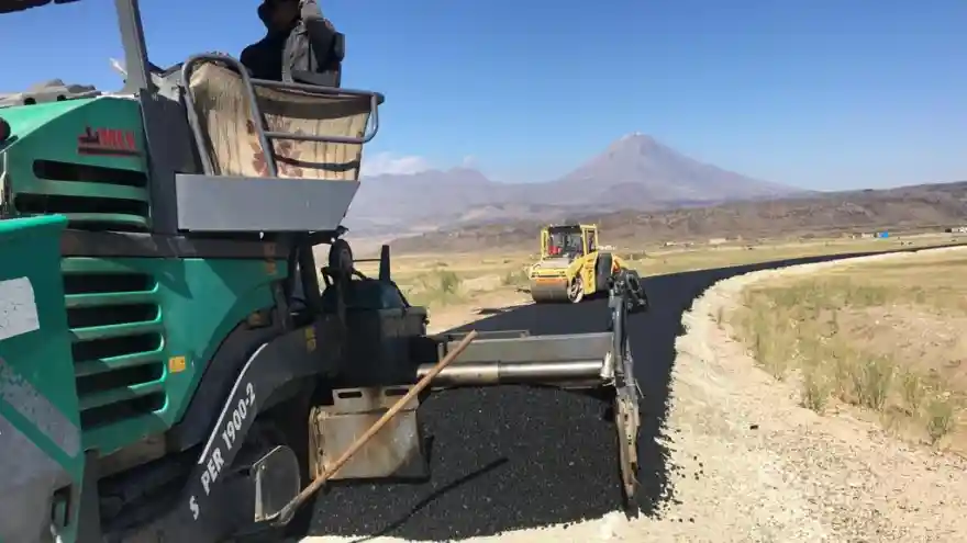 İlçe Merkezine Bağlı bazı köy yollarına Asfalt serimi tamamlandı