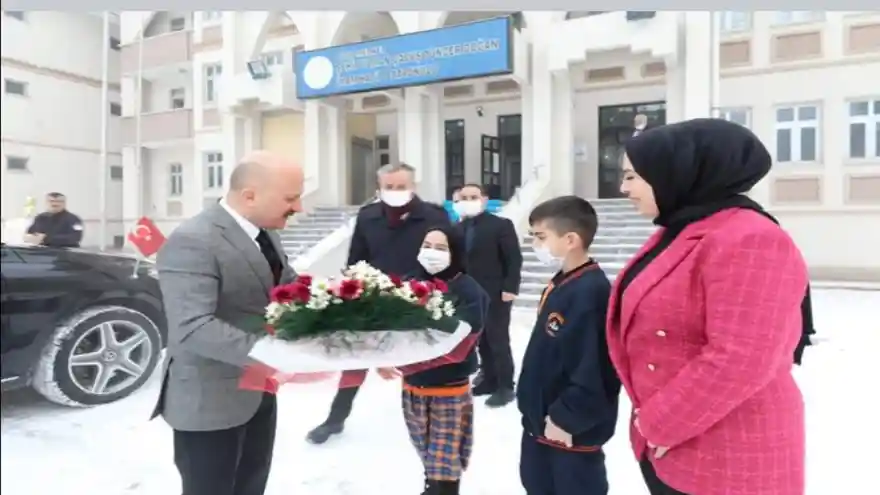 Vali Varol’dan Şehit Uzman Çavuş Tuncer Doğan İmam Hatip Ortaokuluna Ziyaret