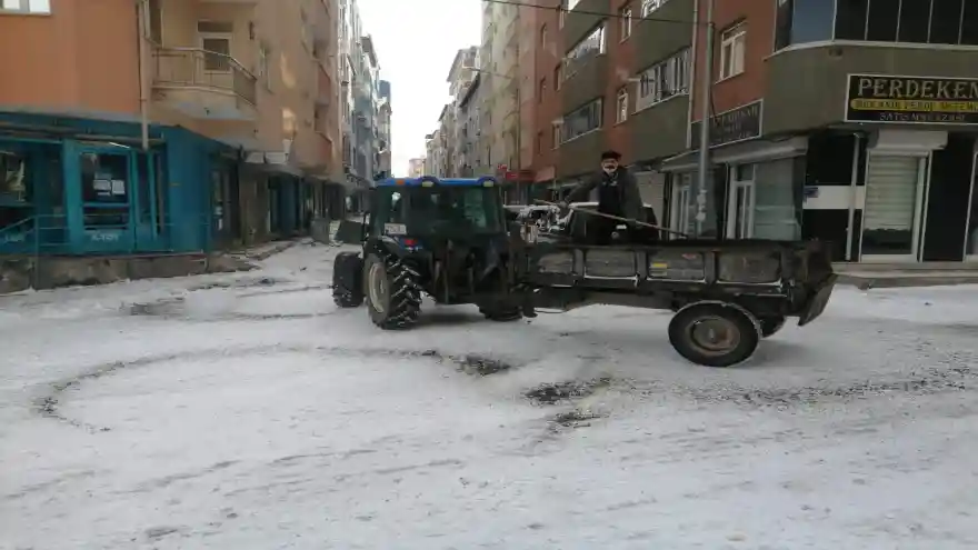 Doğubayazıt Belediyesi Tuzlama Çalışması Yapıyor