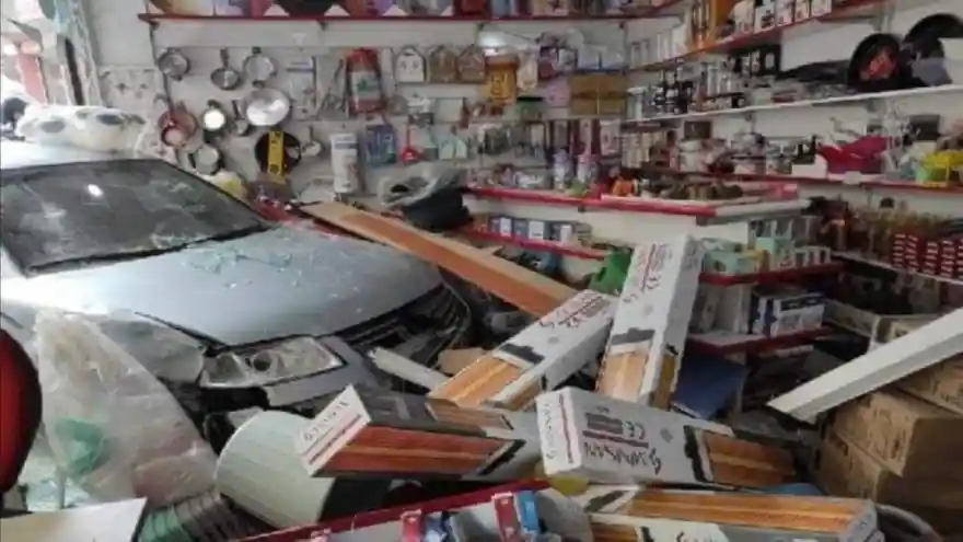 Doğubayazıt'ta Otomobil Züccaciye Dükkanına Girdi