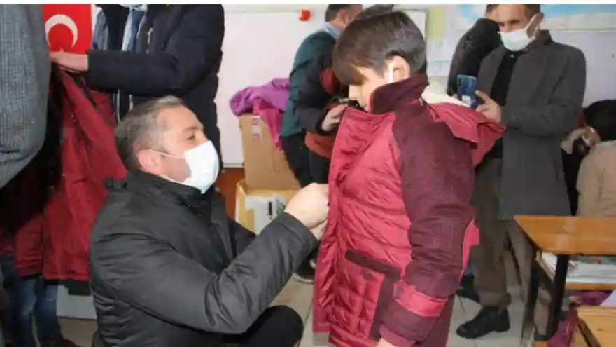 KÖYDE YAŞAYAN ÇOCUKLARA KIŞLIK KIYAFET YARDIMI YAPILDI