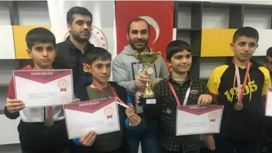 HALİFE YUSUF İMAM HATİP ORTAOKULU SATRANÇTA İL BİRİNCİSİ OLDU