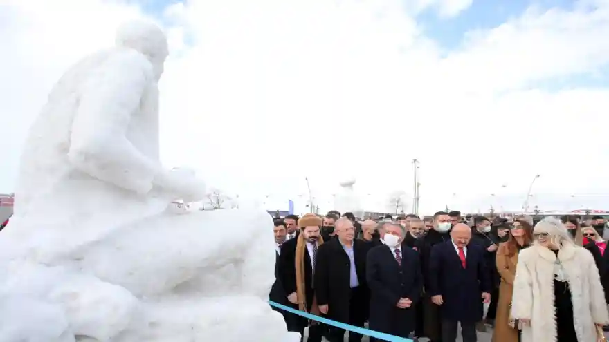 AİÇÜ’lü Akademisyenlerin Yaptığı Kardan Eserler Festivale Damga Vurdu