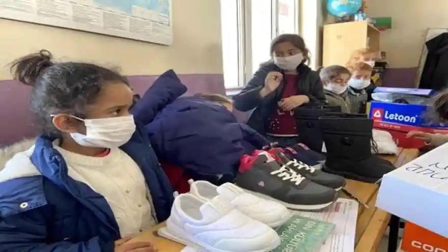 Hayırseverler Ağrı genelinde 65 köy okuluna yardım yaptı