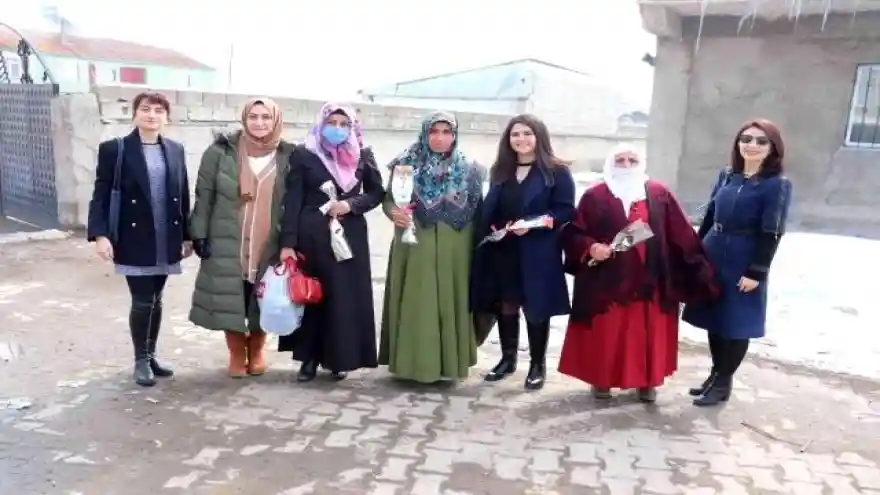 Ağrı Barosu Kadınlar Gününde Mahallelerde Çiçek Dağıttı