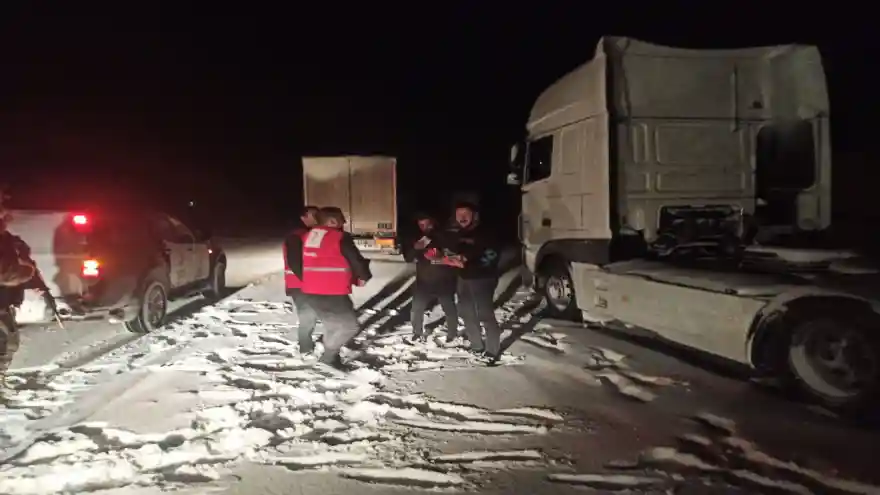 Doğubayazıt Kızılay yolda kalan sürücülerin yardımına koştu