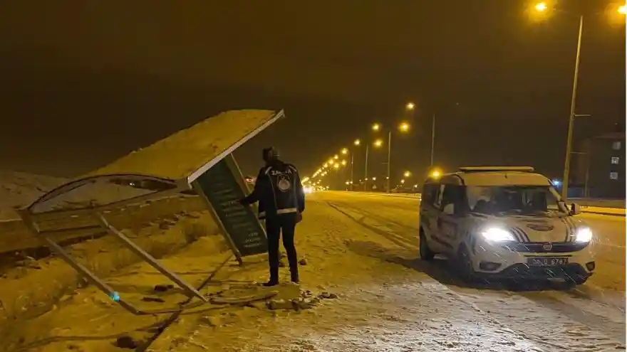 Bu Kez de Yolcu Duraklarına Zarar Verildi