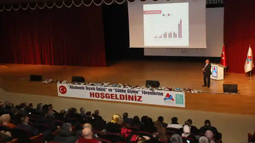 Ağrı Üniversitesi ve IC Vakfı iş birliğiyle “Akademik Teşvik Ödülü ve Cübbe Giyme Töreni” yapıldı.