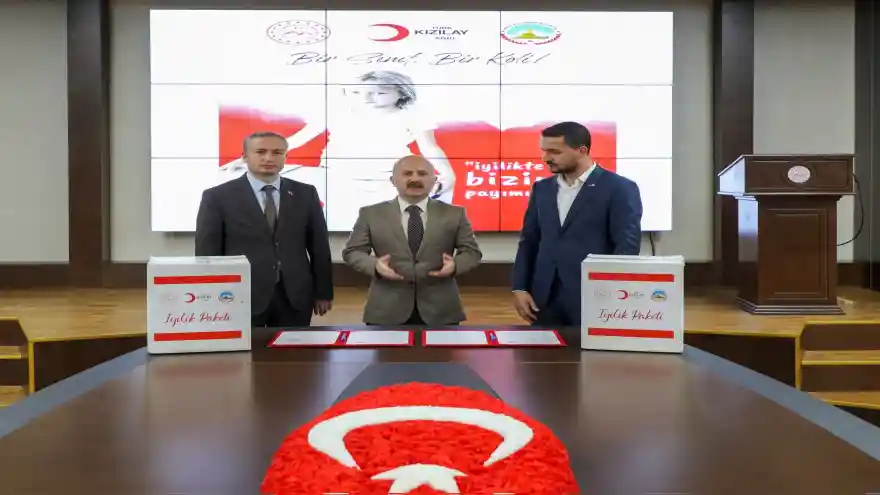 Ağrı Valisi Dr.Osman Varol Başkanlığında "Bir Sınıf Bir Koli" Projesi İmzalandı