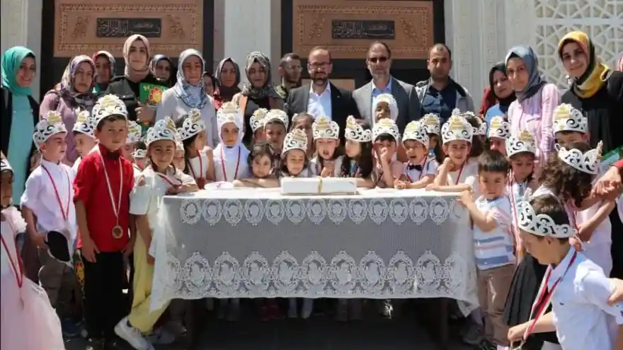 Minik Öğrencilerin Karne Sevinci