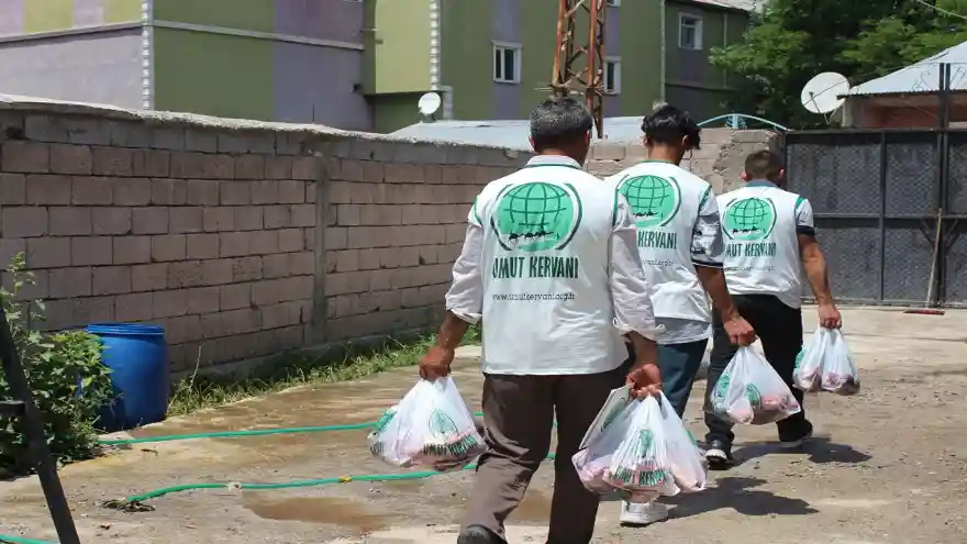Umut Kervanı Ağrı'da Yüzlerce Aileye Kurban Eti Ulaştırdı