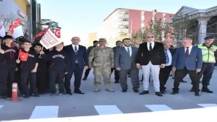 Doğubayazıt'taki yaya geçitleri farkındalık için kırmızıya boyandı