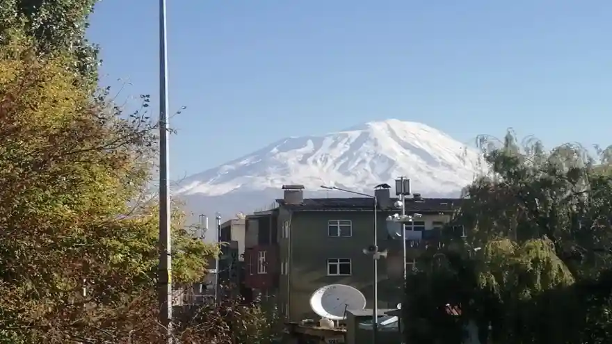 Ağrı Dağı'na mevsimin ilk karı yağdı