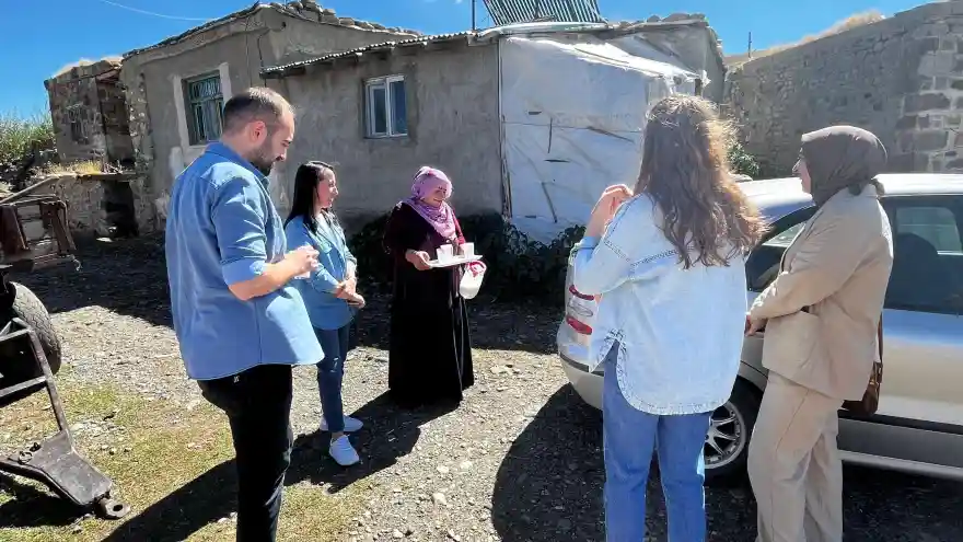 Ağrı'da Öğretmenler, Öğrenci Ailelerinin Kapısını Çalarak Evlerine Konuk Oluyor​