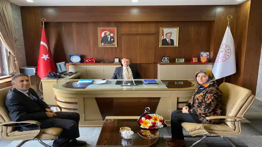 Ağrı’da Gülsün Karslı yılın öğretmeni seçildi