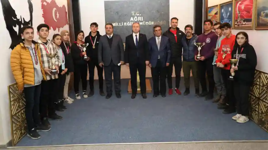 MİLLİ EĞİTİM MÜDÜRÜ KÖKREK, BAŞARILI SPORCULARLA BİR ARAYA GELDİ