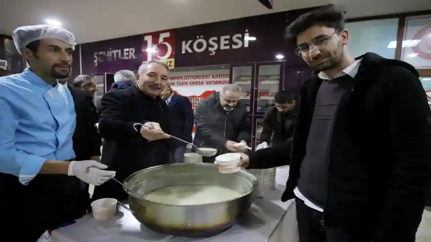 Rektör Prof. Dr. Karabulut, Final Sınavlarına Hazırlanan Öğrencilere Çorba İkramı Yaptı