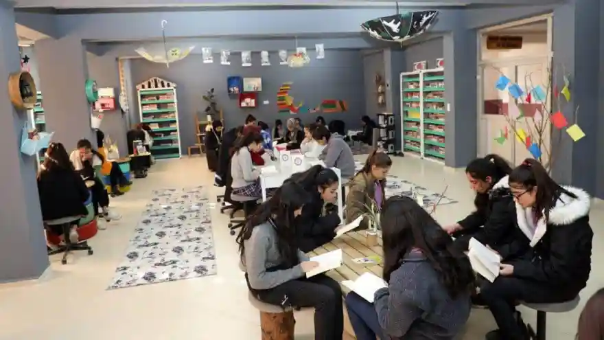 AĞRI'DA ATIK MALZEMELERDEN YAPILAN KÜTÜPHANELER, ÖĞRENCİLERİN İLGİSİNİ ÇEKİYOR