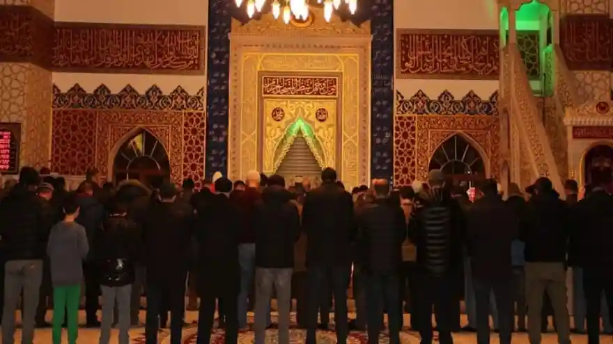 90 bin camide sabah namazı vaktinde Kur'an-ı Kerim okundu
