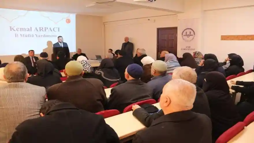 Ağrı'da Umreye Gidecek Vatandaşlara Seminer verildi