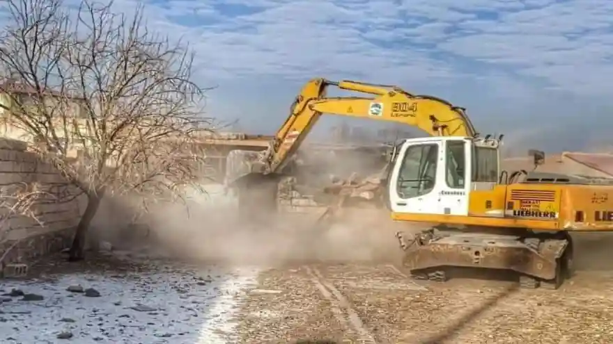Doğubayazıt'ta Kullanılmayan Metruk Yapılar Yıkılıyor
