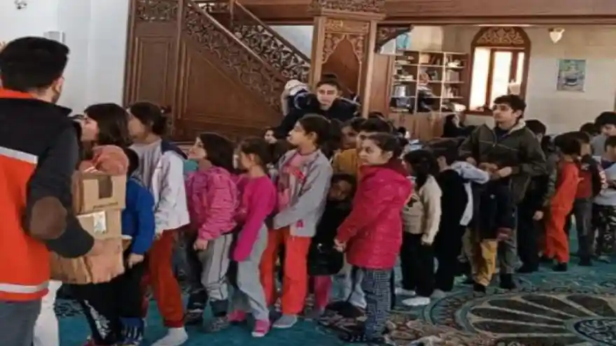 DEPREMDEN ETKİLENEN ÇOCUKLARIN YÜZÜ CAMİLERDE GÜLÜYOR