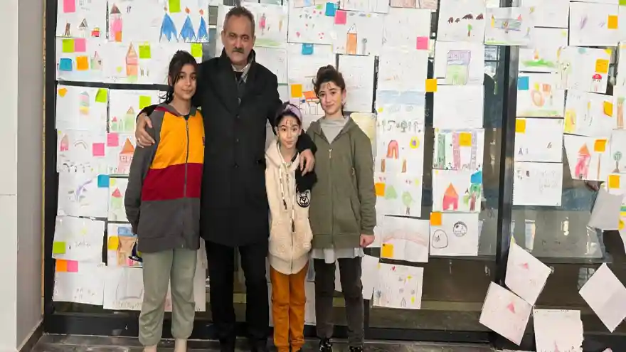 DEPREM BÖLGESİNDE 1 MART'TAN SONRA İLÇE VE OKUL BAZLI KARARLAR ALINARAK EĞİTİM ÖĞRETİM BAŞLATILACAK 