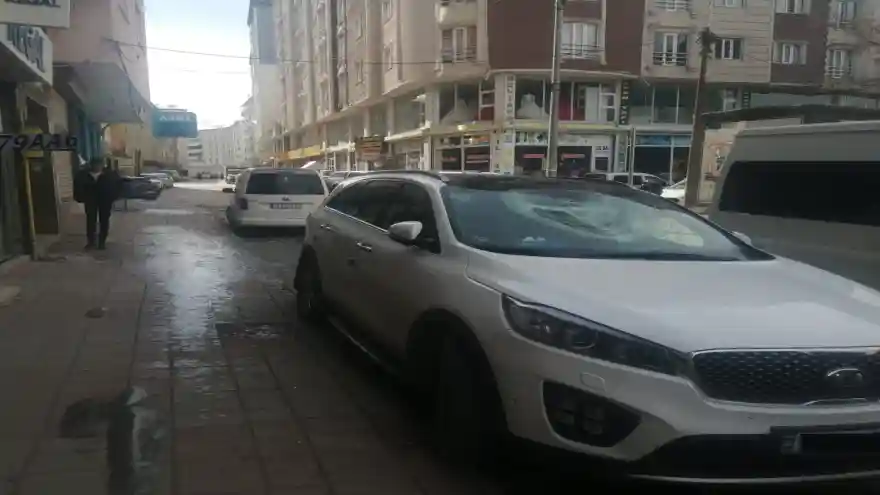 Doğubayazıt'ta Çatıdan sarkan buz araca zarar verdi