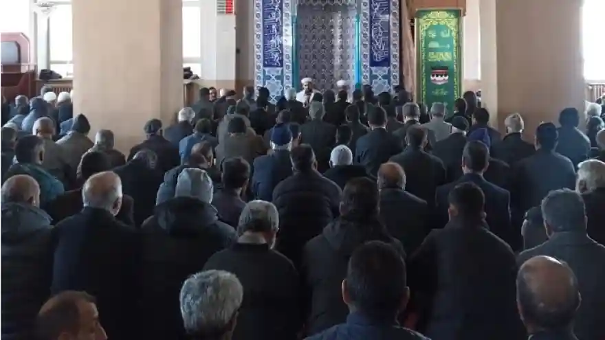 Eller Depremzedeler İçin Semaya Açıldı