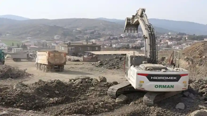 DEPREM BÖLGELERİNDE HER GÜN TONLARCA ENKAZ KALDIRIYORLAR