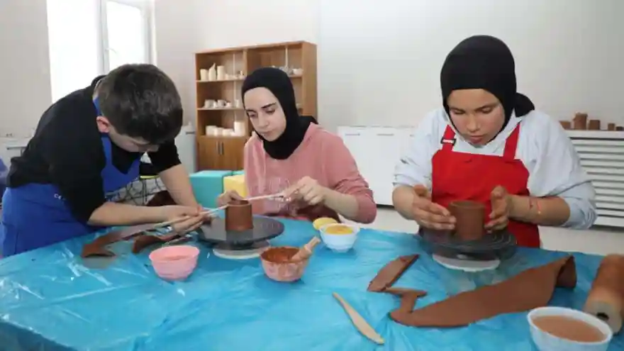 AĞRI'DA DEPREMZEDE ÇOCUKLAR YANINDAYIM PROJESİ İLE DEPREMİN İZLERİNİ SİLİYOR