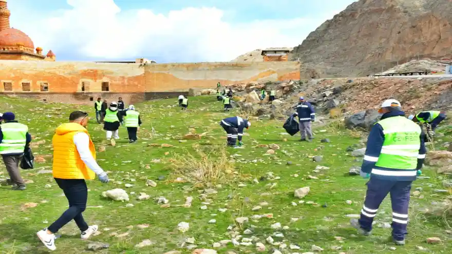 Doğubayazıt Belediyesinin "Bahar Temizliği" projesi devam ediyor