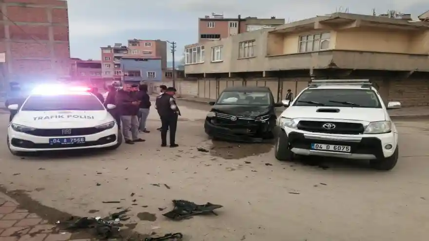 DOĞUBAYAZIT'TA AYNI SOKAKTA 2. KEZ MADDİ HASARLI KAZA OLDU