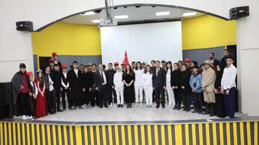 ÖĞRENCİLERDEN İNGİLİZCE TİYATRO GÖSTERİSİ