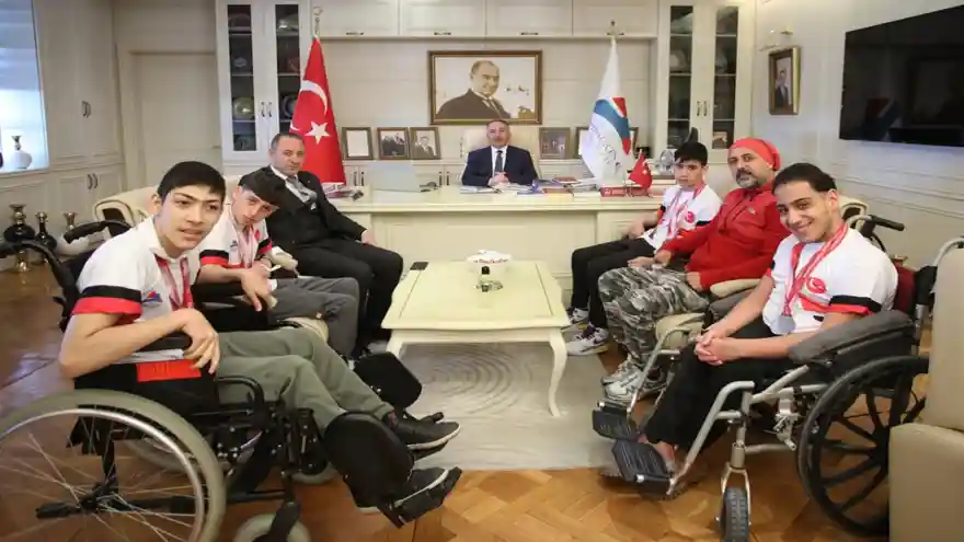 Prof. Dr. Karabulut, 15 Madalya Kazanan Başarılı Sporcuları Kutladı