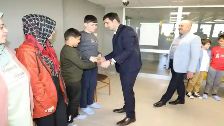 Ağrı Vali Yardımcısı Şenkon, Depremzedelerle Bayramlaştı