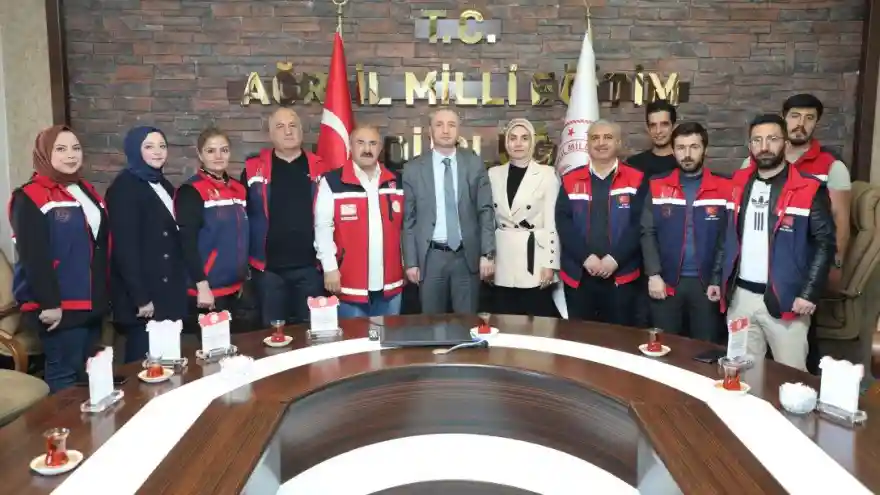 MİLLİ EĞİTİM BAKANI ÖZER MEB AKUB EKİBİNİ PLAKETLE ÖDÜLLENDİRDİ