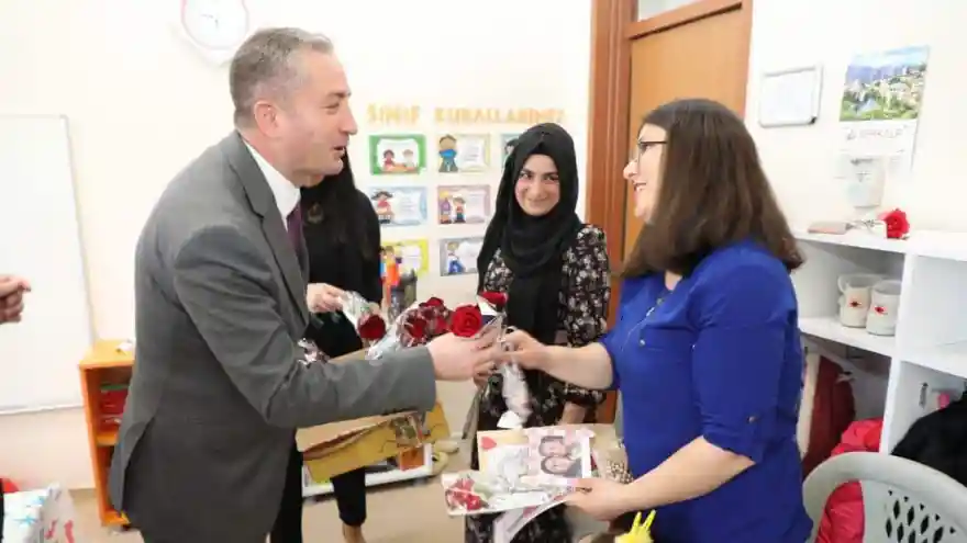 MİLLİ EĞİTİM MÜDÜRÜ KÖKREK, İLKOKULDA KATILDIĞI ETKİNLİKTE ANNE VELİLERİN ANNELER GÜNÜNÜ KUTLADI