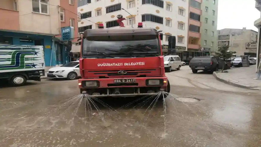 Doğubayazıt'ta Caddeler tozdan arındırılıyor