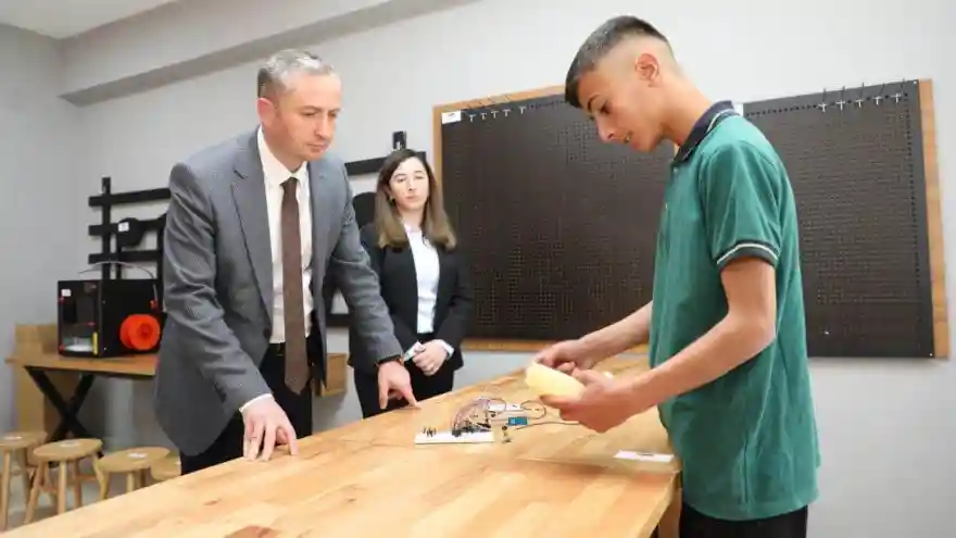 AĞRI'LI LİSE ÖĞRENCİSİ TERLEYEN ROBOT PROJESİ İLE TÜRKİYE FİNALİNDE