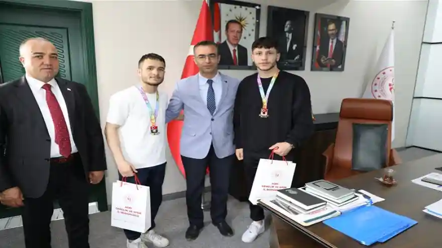 Ağrı Gençlik ve Spor İl Müdürü Fedai Din, Boksörleri Tebrik Etti