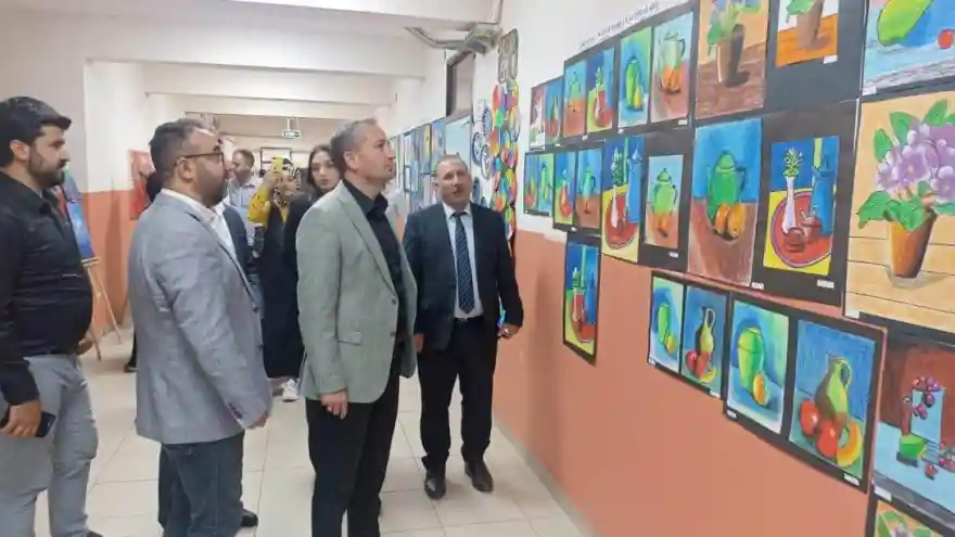 AĞRI'DA ÖĞRENCİLERİN ESERLERİNİN YER ALDIĞI YIL SONU SERGİSİ AÇILDI