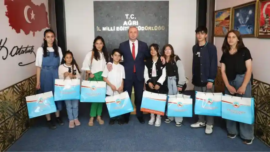 MİLLİ EĞİTİM MÜDÜRÜ KÖKREK, YARIŞMADA DERECEYE GİREN ÖĞRENCİLERİ ÖDÜLLENDİRDİ