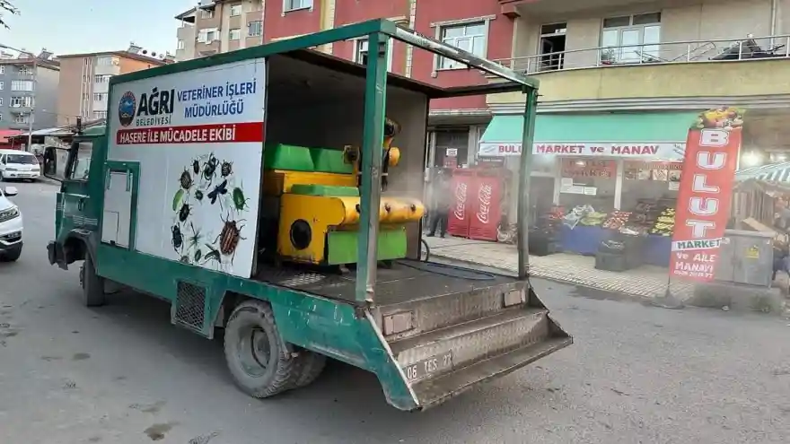 Ağrı Belediyesi sivrisinek ve haşereye karşı ilaçlama yapıyor